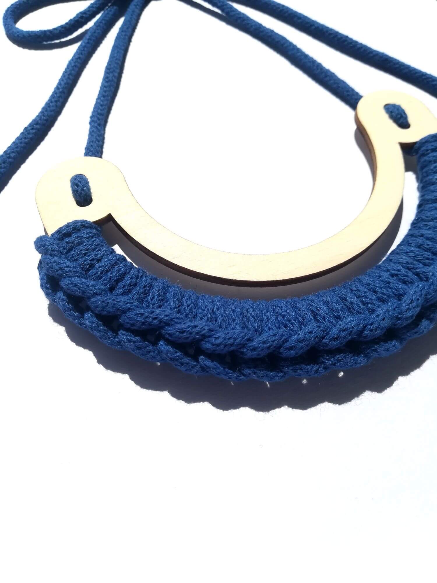 Drevený háčkovaný náhrdelník modrý