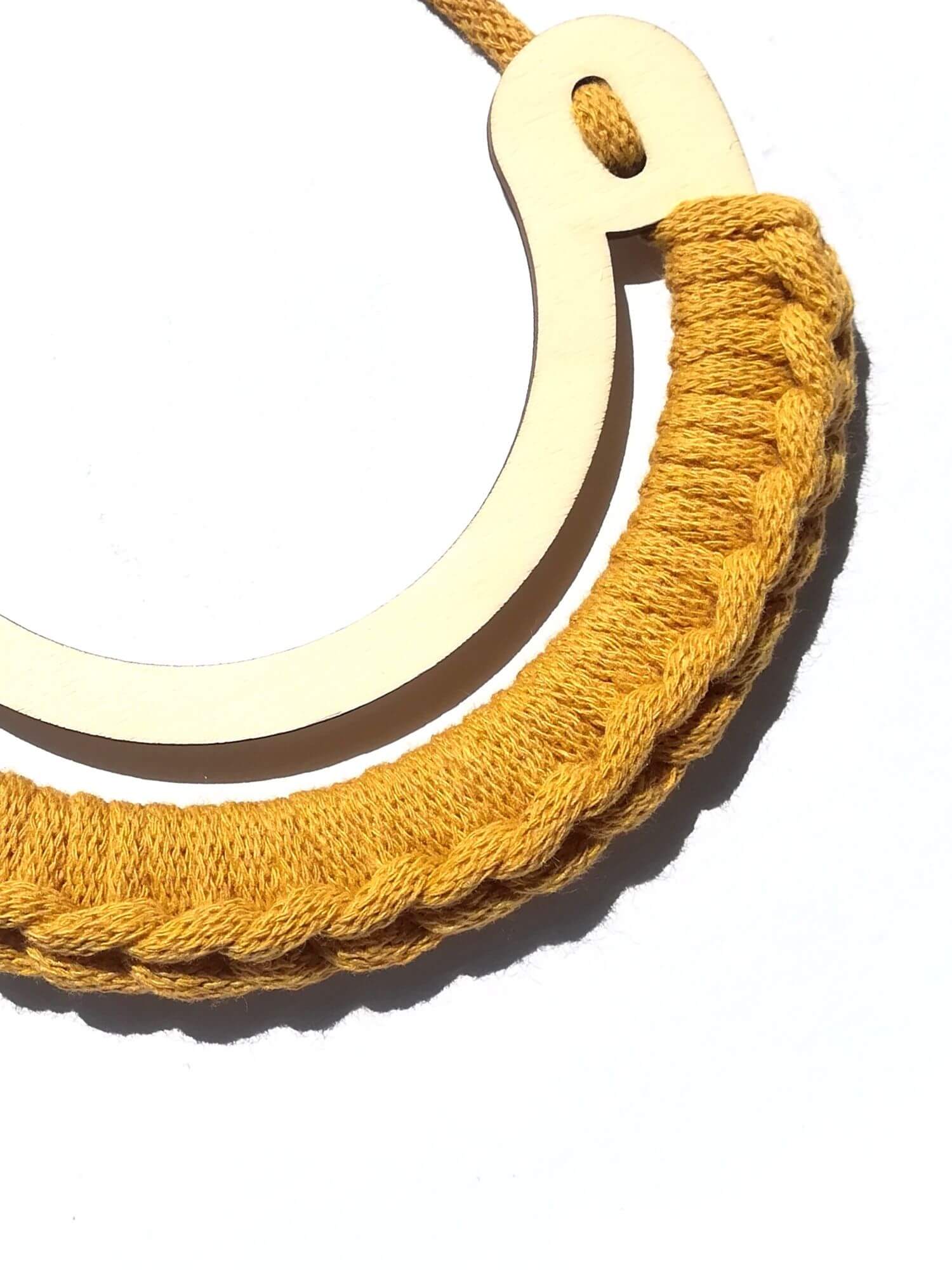 Drevený háčkovaný náhrdelník z lana horčicový žltý
