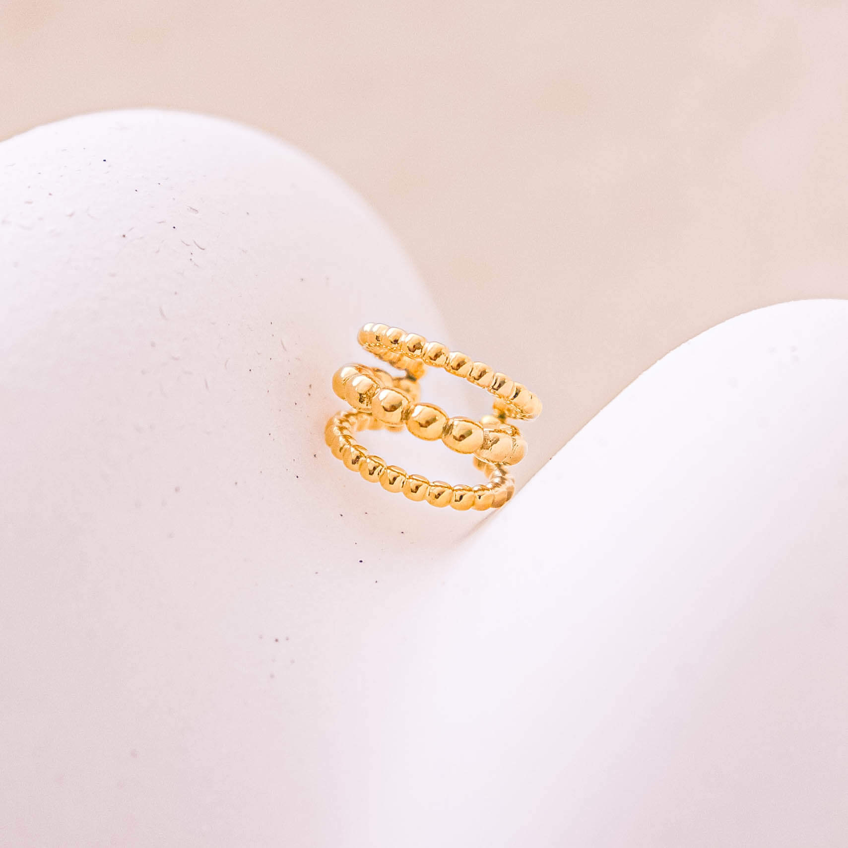 Ear cuff HRAVÁ z chirurgickej ocele - zlatá