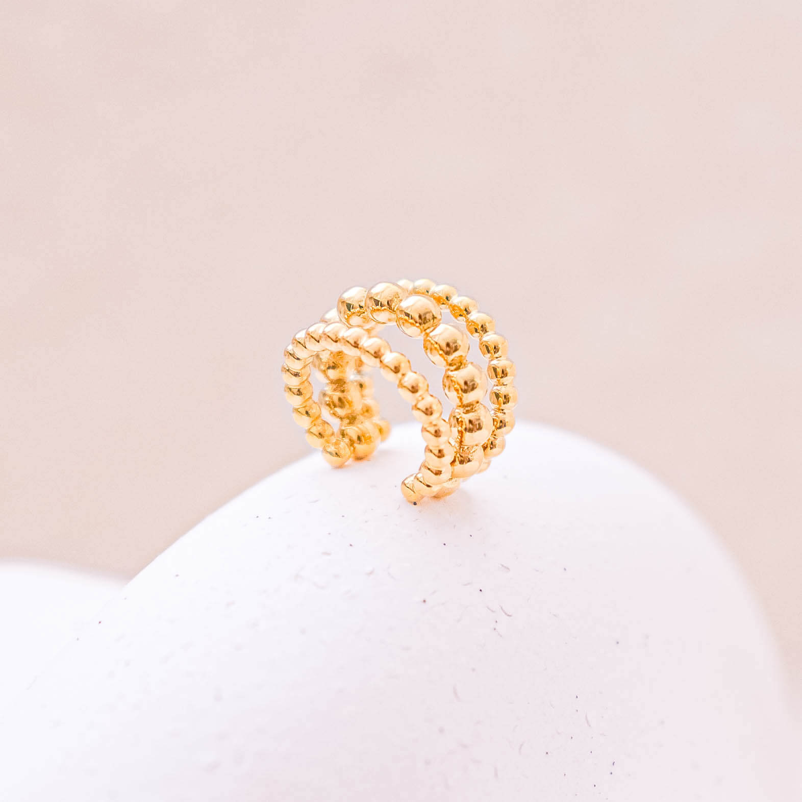Ear cuff HRAVÁ z chirurgickej ocele, zlatá