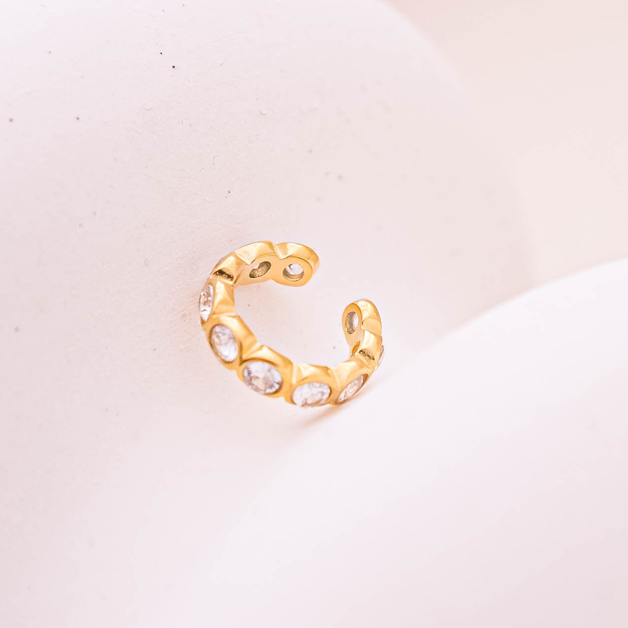 Ear cuff SEBAVEDOMÁ z chirurgickej ocele - zlatá