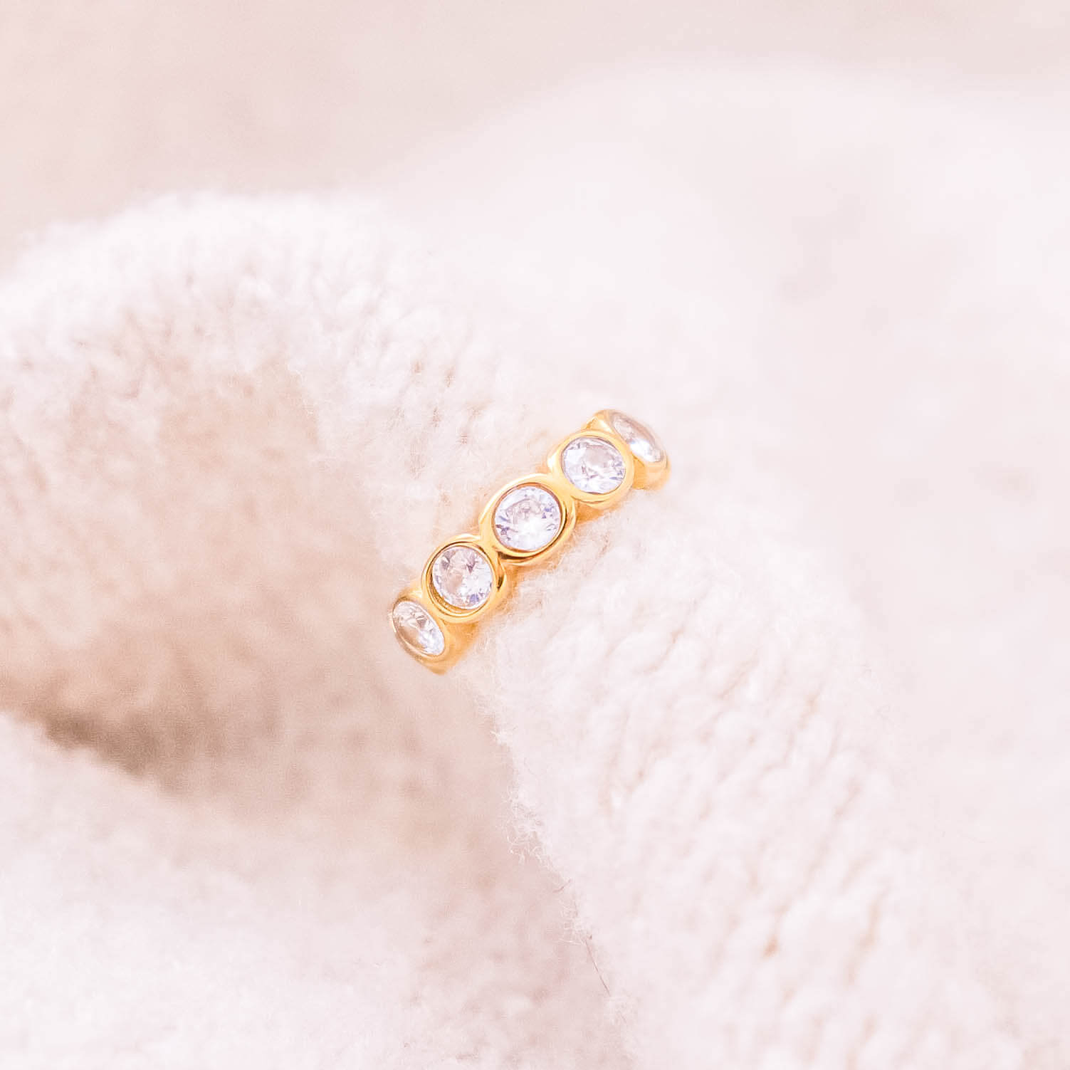 Ear cuff SEBAVEDOMÁ z ocele - zlatá