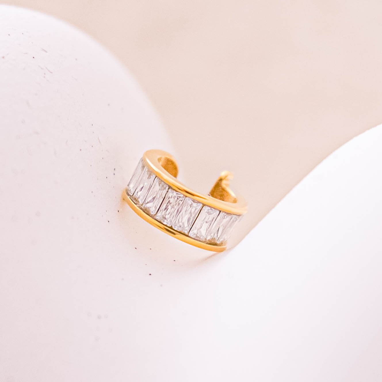 Ear cuff ŽIARIVÁ z chirurgickej ocele, zlatá