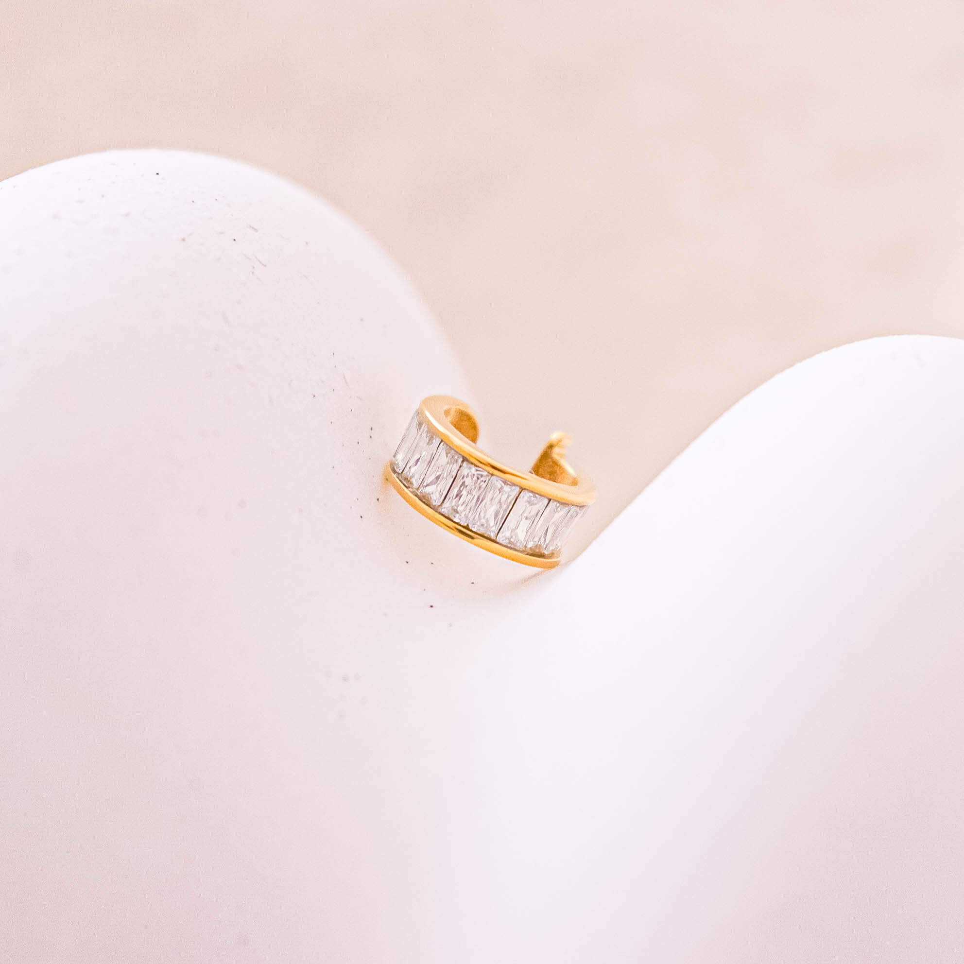 Ear cuff ŽIARIVÁ z chirurgickej ocele. zlatá