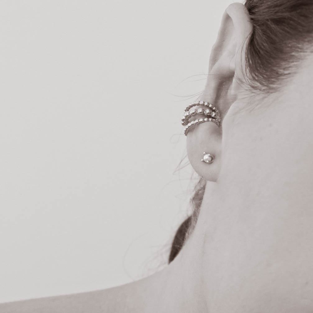 Ear cuff náušnica HRAVÁ z chirurgickej ocele