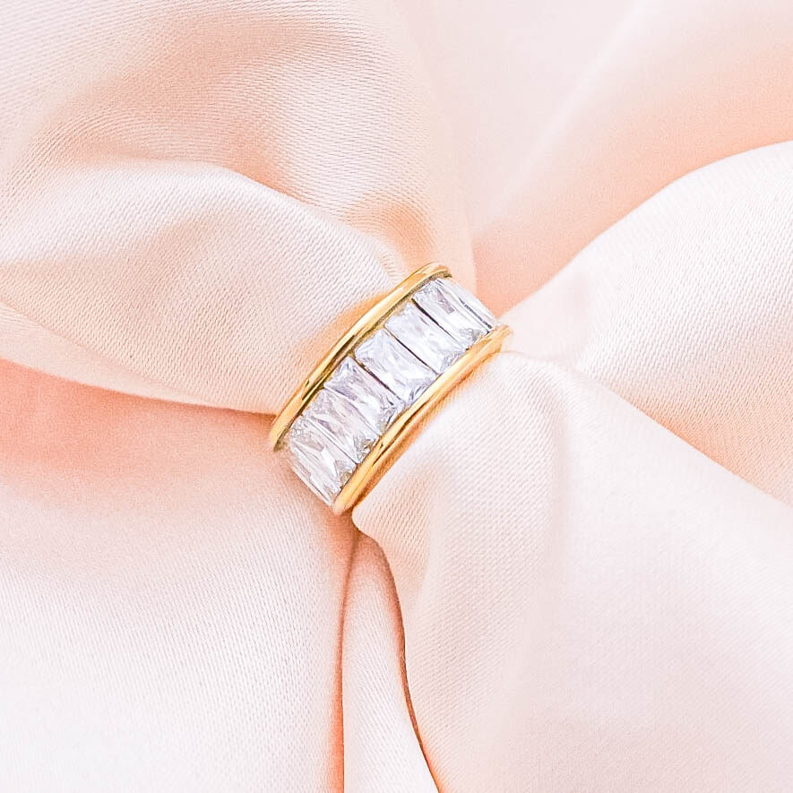 Ear cuff náušnica ŽIARIVÁ z chirurgickej ocele, zlatá