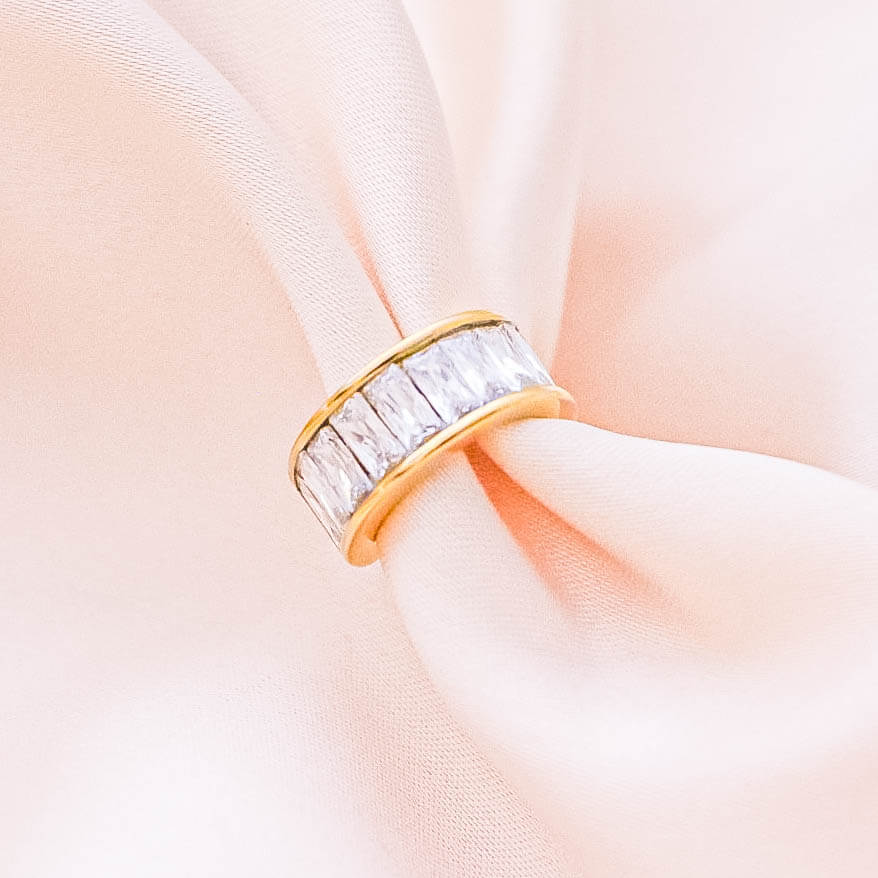 Ear cuff náušnica ŽIARIVÁ z chirurgickej ocele zlatá