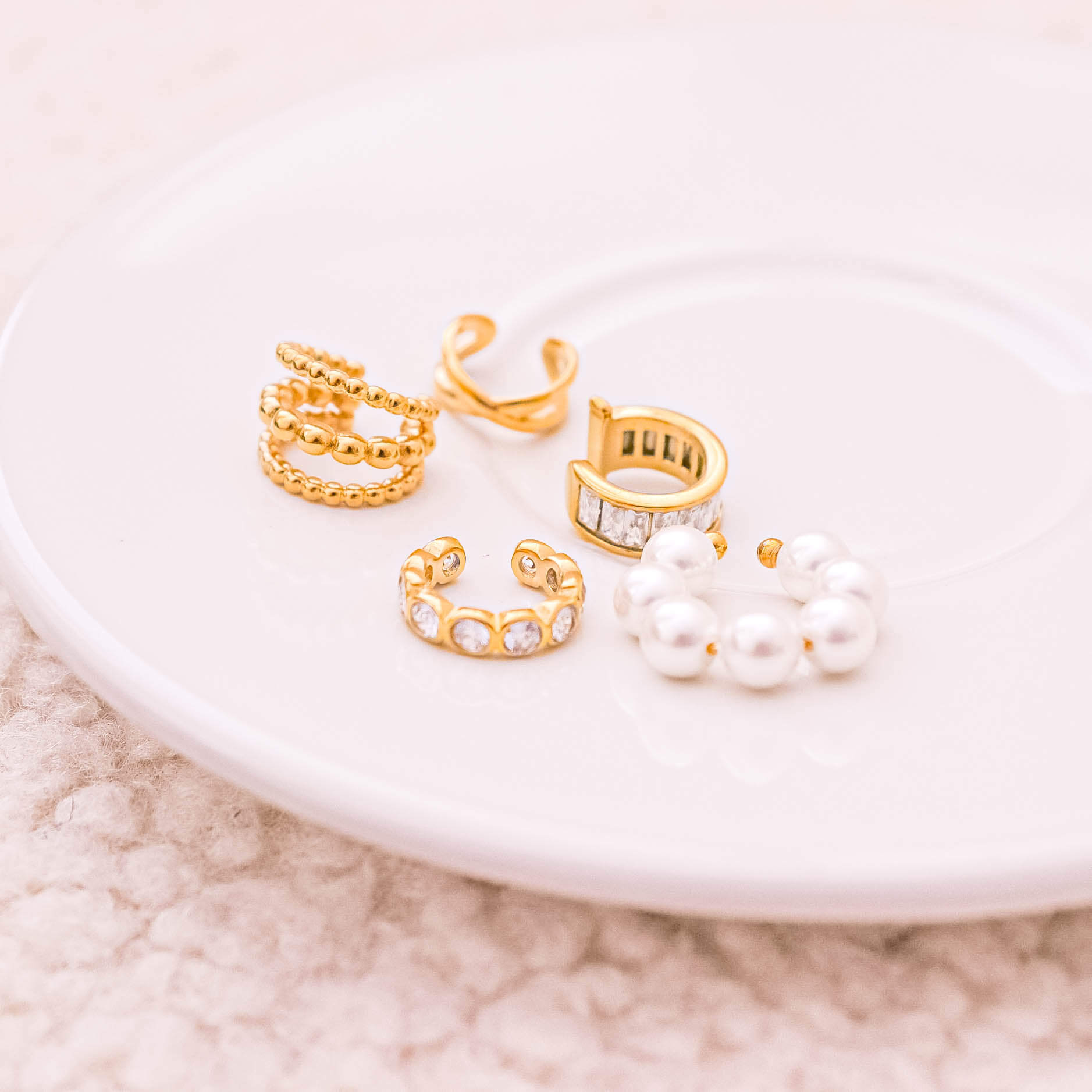 Ear cuff náušnice z chirurgickej ocele - zlatá